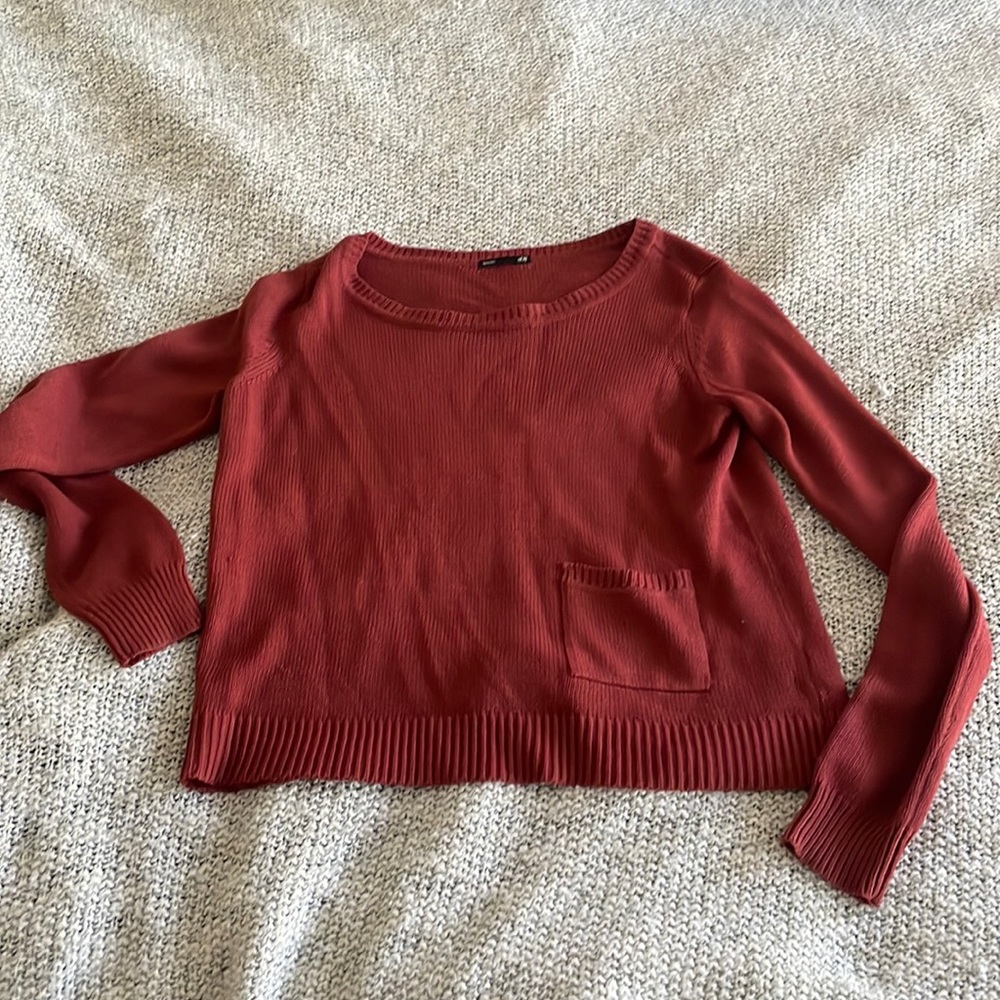 No size tag, but fit about a medium. 18.5in wide and 21.5in long.
